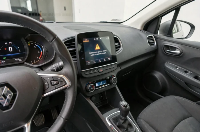 Tableau de bord Renault Clio 5 affichant un message d'alerte sur le système d'injection à contrôler
